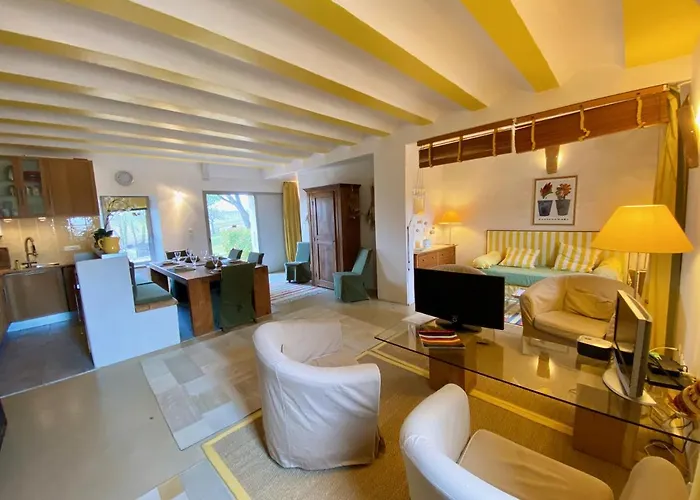 Domaine De Treilles *